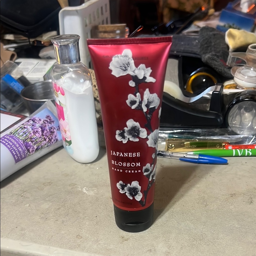 Bath & Body Works Japanese Blossom Hand Cream - Red